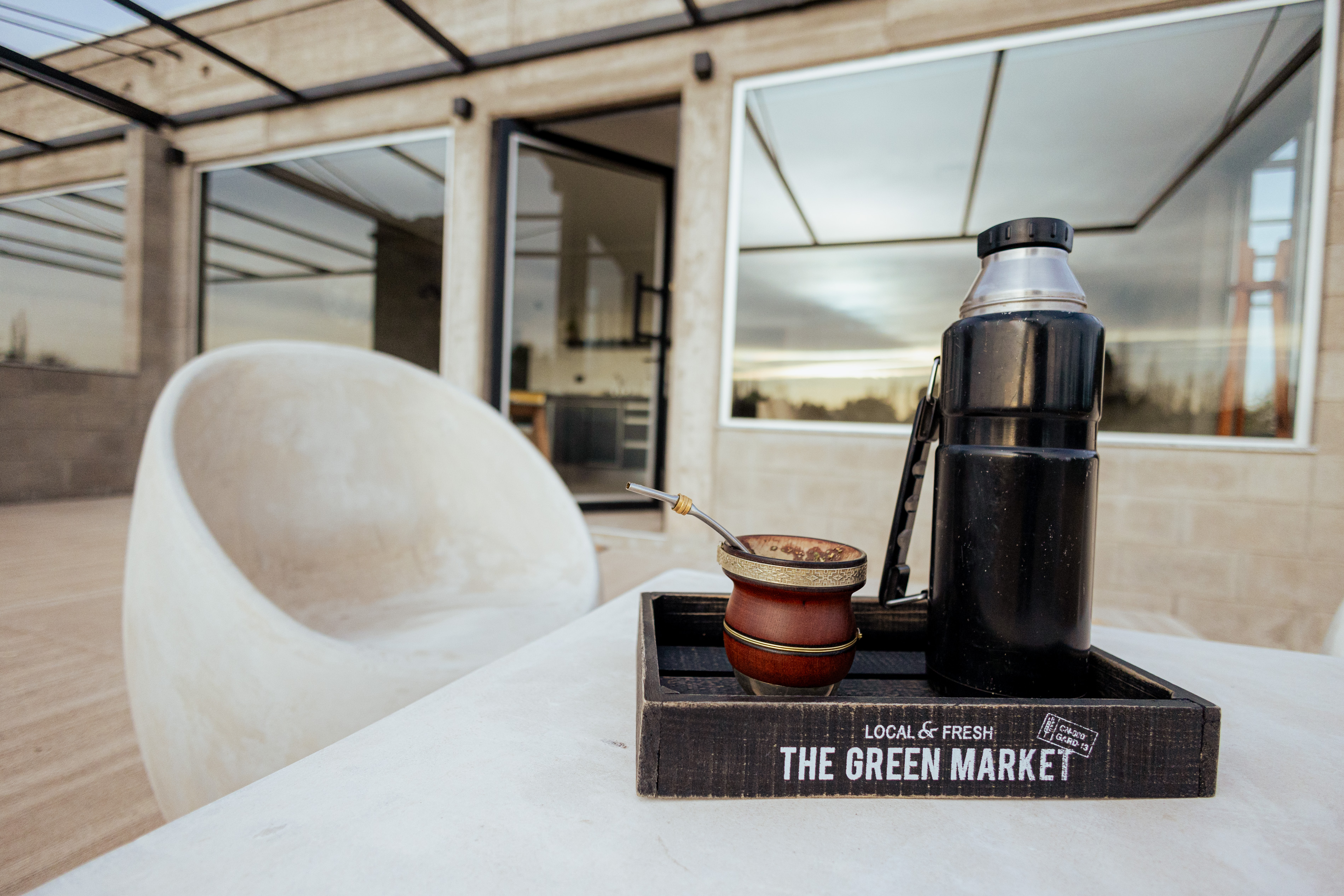 Villa Lorenzo Apart - Alojamiento turistico en san rafael mendoza - sala de estar con mate